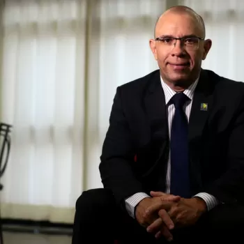 Em noite de autógrafos, Juracy Soares lança livro em Fortaleza