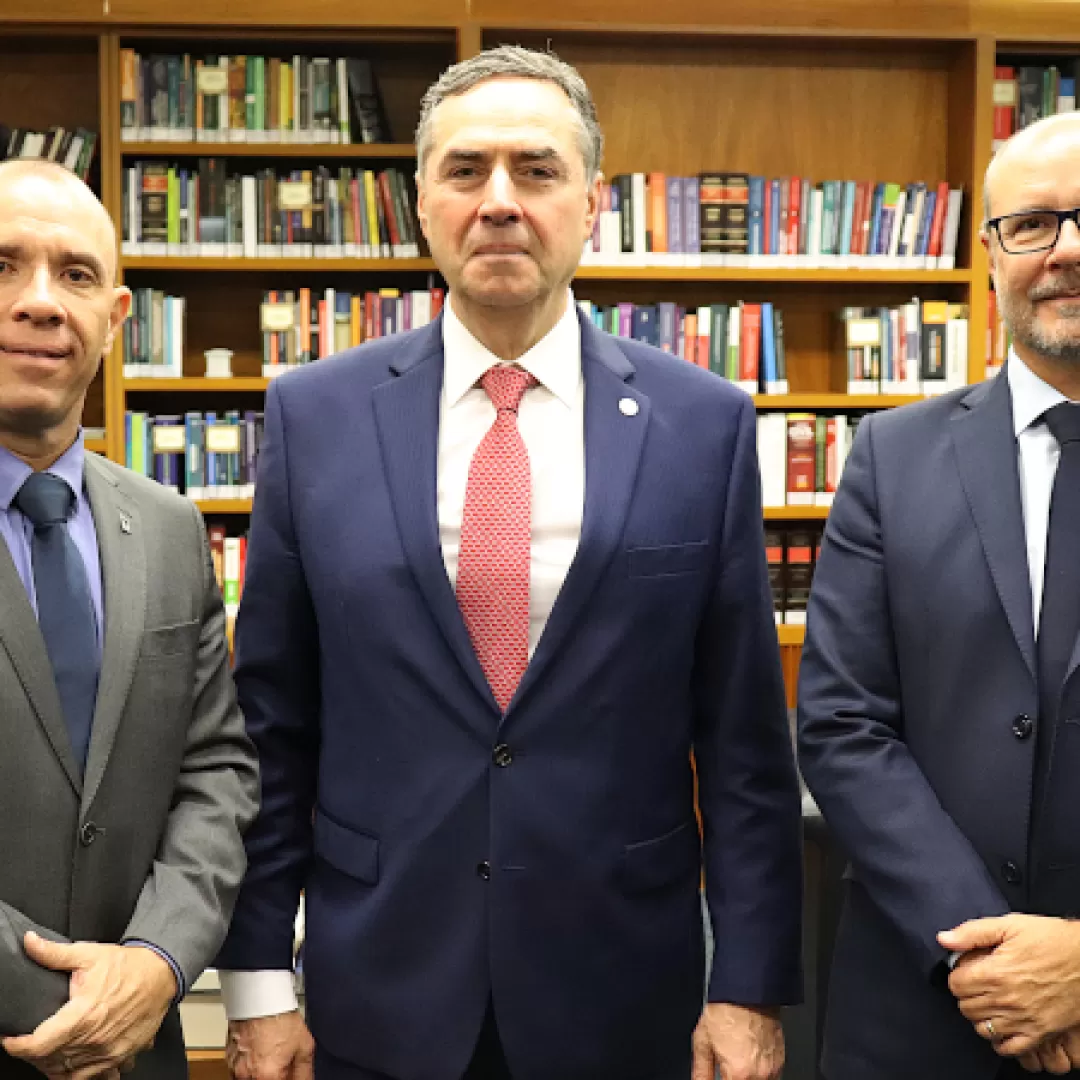 Ministro Barroso recebe convite para 4º Congresso de Luso-Brasileiro de Auditores Fiscais