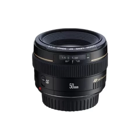 A Lente Canon EF 50mm f/ 1.4 USM é uma lente de comprimento padrão com excelente qualidade e portabilidade. Sua abertura máxima de f/ 1.4 torna-a muito eficaz em situações de pouca luz e capaz de fornecer uma profundidade de foco de campo reduzida. Dois elementos de lente de alta refração e nova ótica gaussiana eliminam o astigmatismo e suprimem a diferença astigmática. Seu motor de foco automático ultra-sônico (USM) permite uma ação de autofoco rápida, suave e silenciosa e a substituição manual de foco.